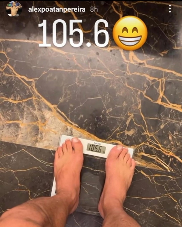 Вес Перейры 11 августа этого года — за три месяца до боя он был выше нормы на 21 кг. Фото Соцсети Вес Перейры 11 августа этого года — за три месяца до боя он был выше нормы на 21 кг. Фото Соцсети