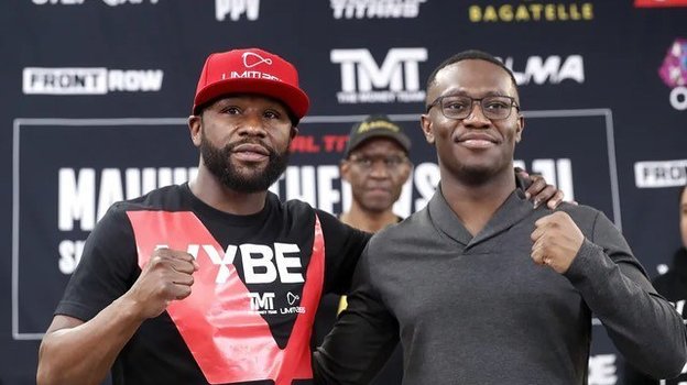 Флойд Мейвезер и блогер Оладеджи Олатунджи. Флойд Мейвезер и блогер Оладеджи Олатунджи.