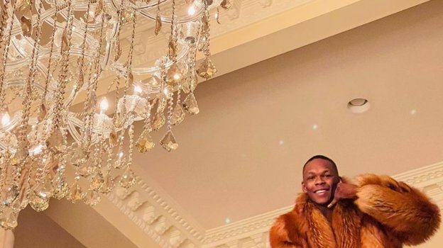 Адесанья и его новая шуба. Фото Соцсети Адесанья и его новая шуба. Фото Соцсети