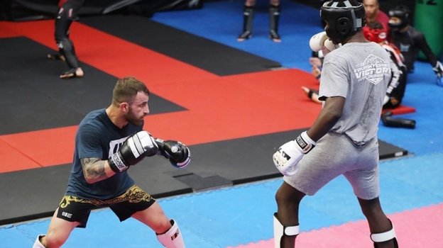 Волкановски и Адесанья в спарринге. Фото Джефф Санлэйр, Соцсети Волкановски и Адесанья в спарринге. Фото Джефф Санлэйр, Соцсети
