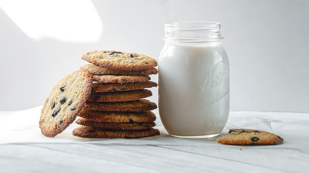 Молоко с печеньем. Фото Steven Cordes/Unsplash Молоко с печеньем. Фото Steven Cordes/Unsplash