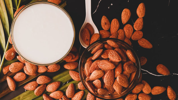 Миндальное молоко. Фото dhanya purohit/Unsplash Миндальное молоко. Фото dhanya purohit/Unsplash