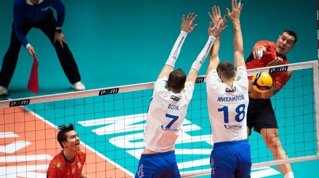 Волейболисты Волк и Михайлов в матче «Зенит-Казань» — «Белогорье» — 3:0. Фото Соцсети Волейболисты Волк и Михайлов в матче «Зенит-Казань» — «Белогорье» — 3:0. Фото Соцсети