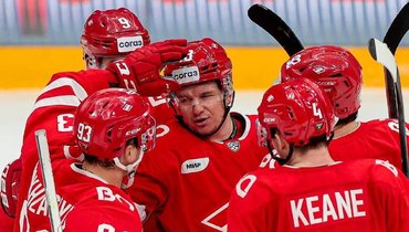 Игроки «Спартака» в матче КХЛ с «Северсталью».