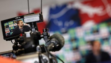 Тренер сборной Англии Гарет Саутгейт в объективе телекамеры.