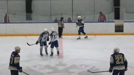 Игрок ударил судью клюшкой по голове и избил ногами. Ужасный эпизод в любительском хоккее