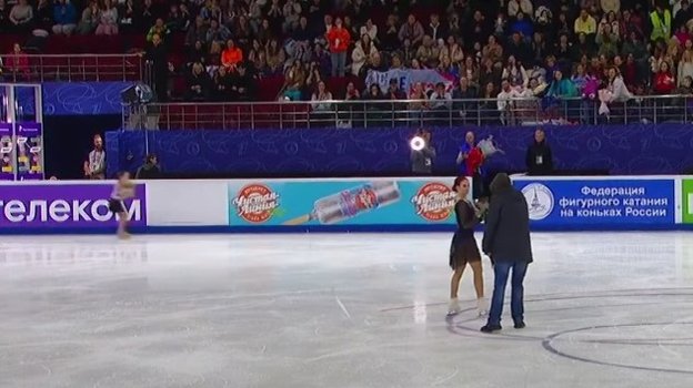 Незнакомец подарил Трусовой букет. Незнакомец подарил Трусовой букет.