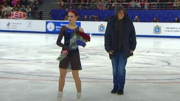 Незнакомец подарил Трусовой букет. Незнакомец подарил Трусовой букет.