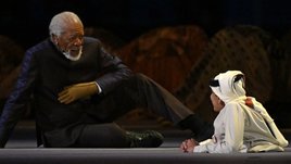 ЧМ в Катаре открыл актер Морган Фримен. Из-за неизлечимой болезни он участвовал в церемонии в перчатке