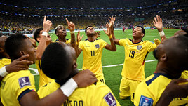 Трогательная история в матче открытия ЧМ. Вот почему эквадорцы праздновали голы, стоя на коленях
