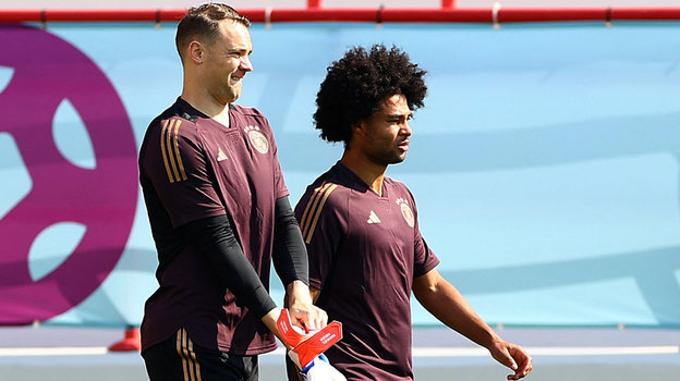 Вратарь сборной Германии Мануэль Нойер и нападающий Серж Гнабри. Фото Reuters Вратарь сборной Германии Мануэль Нойер и нападающий Серж Гнабри. Фото Reuters