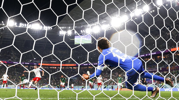 Вратарь сборной Мексики Гильермо Очоа отразил пенальти от Роберта Левандовски. Фото Global Look Press Вратарь сборной Мексики Гильермо Очоа отразил пенальти от Роберта Левандовски. Фото Global Look Press