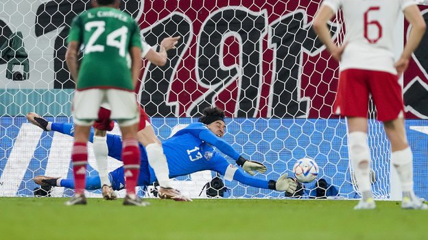 Вратарь сборной Мексики Гильермо Очоа отразил пенальти от Роберта Левандовски. Фото Global Look Press Вратарь сборной Мексики Гильермо Очоа отразил пенальти от Роберта Левандовски. Фото Global Look Press