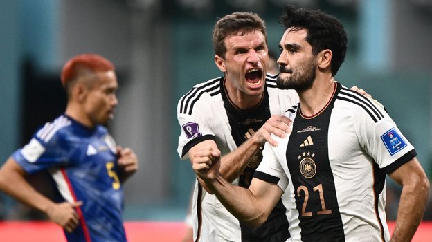Томас Мюллер и Илкай Гюндоган в матче Германия — Япония. Фото AFP Томас Мюллер и Илкай Гюндоган в матче Германия — Япония. Фото AFP