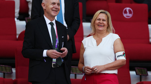 Министр внутренних дел Германии Нэнси Фезер пришла на игру Германия - Япония с повязкой One Love. Фото Reuters Министр внутренних дел Германии Нэнси Фезер пришла на игру Германия - Япония с повязкой One Love. Фото Reuters