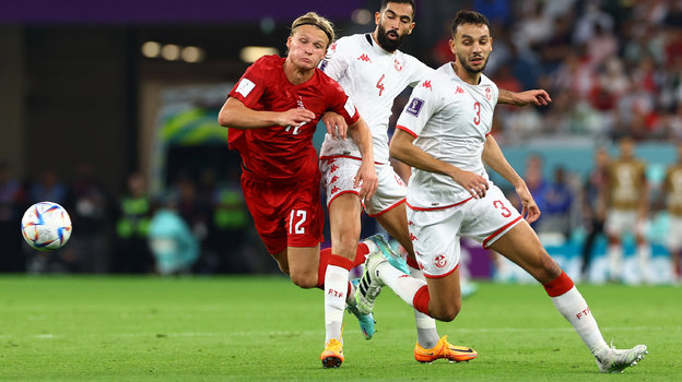 Монтассар Тальби (№3) в матче Дания — Тунис на ЧМ-2022. Монтассар Тальби (№3) в матче Дания — Тунис на ЧМ-2022.
