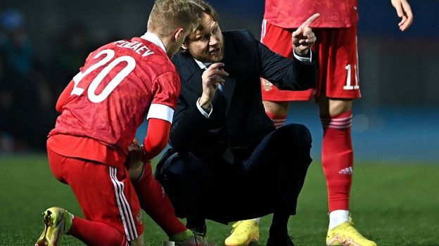 Сергей Пиняев и Валерий Карпин в сборной России. Фото Пресс-служба РФС Сергей Пиняев и Валерий Карпин в сборной России. Фото Пресс-служба РФС