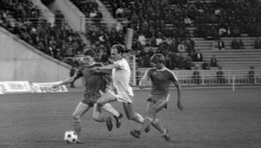 1 сентября 1983 года. Москва. Лужники. «Спартак» — «Динамо» К — 0:0. Защитник красно-белых Александр Бубнов (в центре), перешедший из московского «Динамо», против Олега Блохина (слева) и Владимира Лозинского.