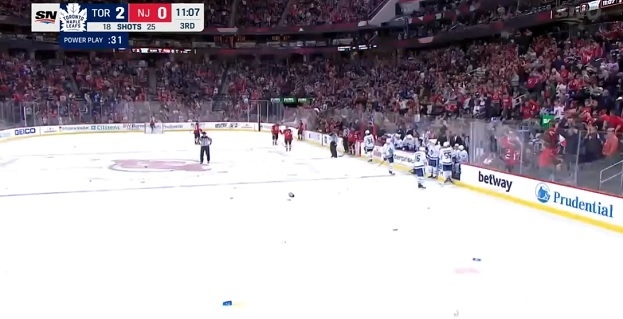 Посторонние предметы, выброшенные фанатами. Посторонние предметы, выброшенные фанатами.