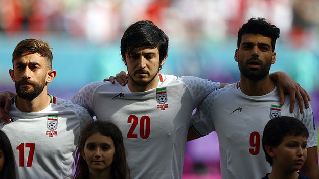 Сердар Азмун и футболисты сборной Ирана во время исполнения гимна. Фото Reuters Сердар Азмун и футболисты сборной Ирана во время исполнения гимна. Фото Reuters