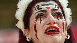 Иран обыграл Уэльс, но матч вновь использовали для политики: слезы фанатов и гимн, который шептали футболисты