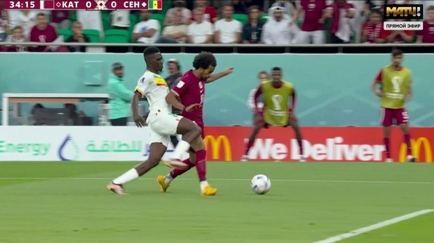 Катар — Сенегал. Исмаила Сарр в борьбе с Акрамом Афифом. Фото Скриншот трансляции Катар — Сенегал. Исмаила Сарр в борьбе с Акрамом Афифом. Фото Скриншот трансляции