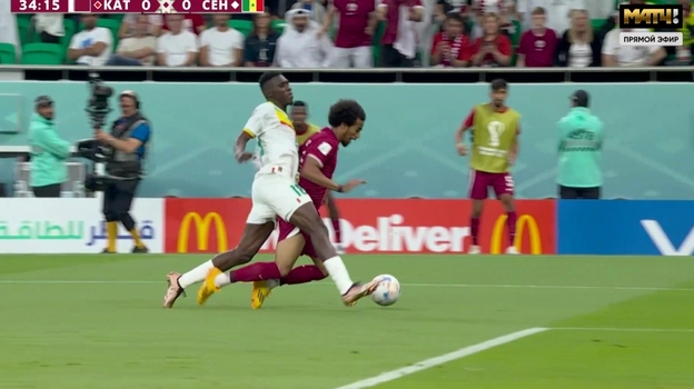 Катар — Сенегал. Исмаила Сарр в борьбе с Акрамом Афифом. Фото Скриншот трансляции Катар — Сенегал. Исмаила Сарр в борьбе с Акрамом Афифом. Фото Скриншот трансляции