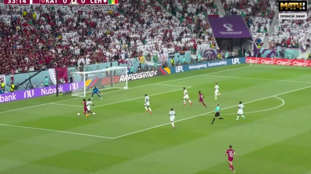 Катар — Сенегал. Исмаила Сарр в борьбе с Акрамом Афифом. Фото Скриншот трансляции Катар — Сенегал. Исмаила Сарр в борьбе с Акрамом Афифом. Фото Скриншот трансляции