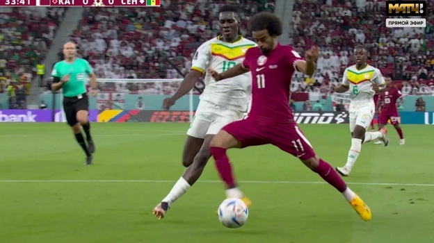 Катар — Сенегал. Исмаила Сарр в борьбе с Акрамом Афифом. Фото Скриншот трансляции Катар — Сенегал. Исмаила Сарр в борьбе с Акрамом Афифом. Фото Скриншот трансляции