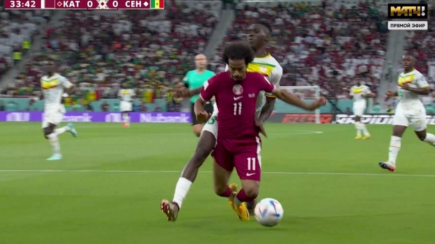 Катар — Сенегал. Исмаила Сарр в борьбе с Акрамом Афифом. Фото Скриншот трансляции Катар — Сенегал. Исмаила Сарр в борьбе с Акрамом Афифом. Фото Скриншот трансляции