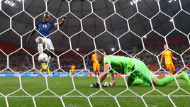 Катар — первый на выход. Ван Гал повторил мировой рекорд, бомбардир Эквадора добрался до уникального достижения