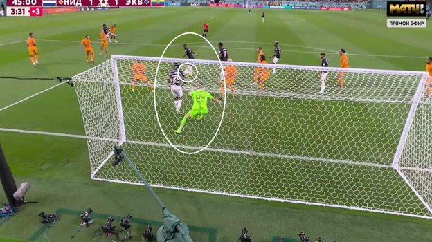 Кадр из трансляции матча Нидерланды — Эквадор. Кадр из трансляции матча Нидерланды — Эквадор.