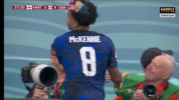 Маккени вытер руки о жилет фотографа. Маккени вытер руки о жилет фотографа.