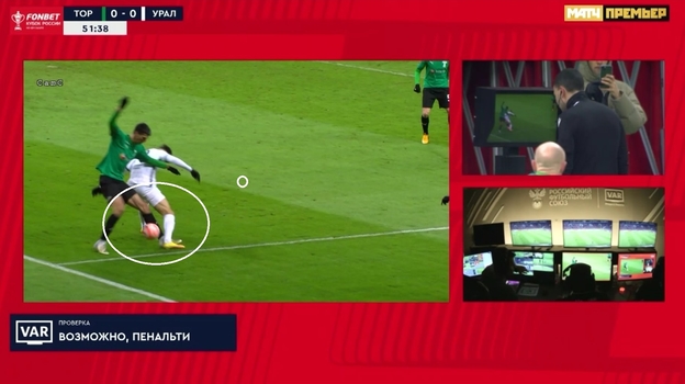 Стефан Шапич в своей штрафной площади сбил Алексея Каштанова. Стефан Шапич в своей штрафной площади сбил Алексея Каштанова.