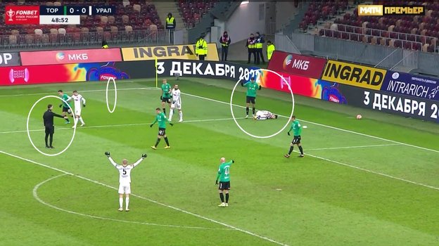 Стефан Шапич в своей штрафной площади сбил Алексея Каштанова. Стефан Шапич в своей штрафной площади сбил Алексея Каштанова.