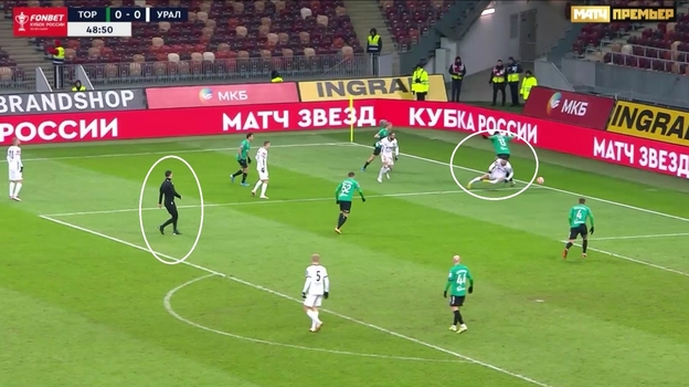 Стефан Шапич в своей штрафной площади сбил Алексея Каштанова. Стефан Шапич в своей штрафной площади сбил Алексея Каштанова.