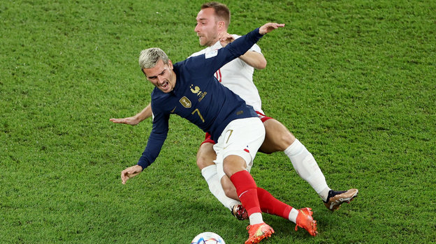 Кристиан Эриксен против Антуана Гризманна. Фото Reuters Кристиан Эриксен против Антуана Гризманна. Фото Reuters