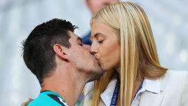 Длинноногая израильская модель приехала в Катар поддержать вратаря Бельгии: как выглядит подруга Тибо Куртуа