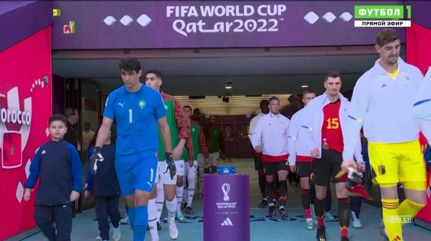 Яссин Буну (в синем, под 1-м номером) выходит на поле перед матчем с Бельгией. Яссин Буну (в синем, под 1-м номером) выходит на поле перед матчем с Бельгией.