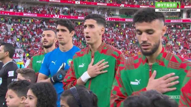 Яссин Буну (в синем) во время исполнения гимнов. Яссин Буну (в синем) во время исполнения гимнов.