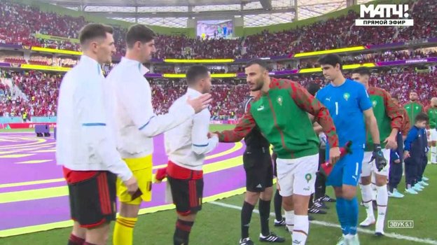 Яссин Буну (в синем) во время рукопожатий перед стартовым свистком. Яссин Буну (в синем) во время рукопожатий перед стартовым свистком.