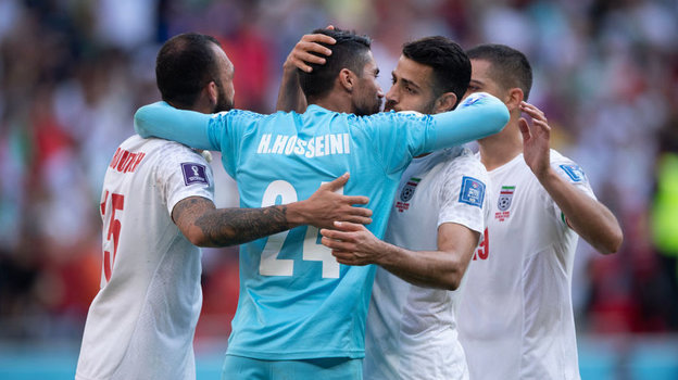 Сборная Ирана празднует победу над Уэльсом. Фото Getty Images Сборная Ирана празднует победу над Уэльсом. Фото Getty Images