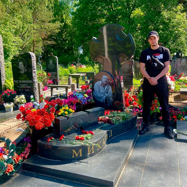 Андрей Багин на могиле Михаила Круга. Фото Соцсети Андрей Багин на могиле Михаила Круга. Фото Соцсети