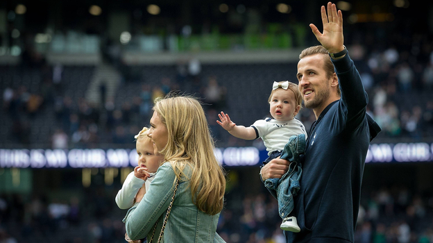 Кейт Гудленд и Харри Кейн с дочками. Фото Global Look Press Кейт Гудленд и Харри Кейн с дочками. Фото Global Look Press