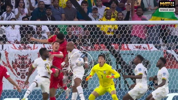 Эпизод матча Корея — Гана, где Андре Айю сыграл рукой. Эпизод матча Корея — Гана, где Андре Айю сыграл рукой.
