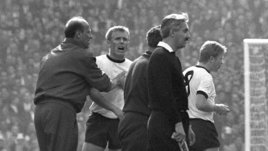 «Королева пожала мне руку, это главное». Советский судья сотворил самый громкий скандал в истории финалов ЧМ