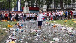 «Было выпито 7 миллионов литров пива». Как Лондон погряз в мусоре и моче