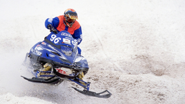 Самое большое расстояние, пройденное на снегоходе, — 3069 км. За рулем пришлось провести целые сутки