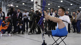 Попал под поезд, но не сломался. Уникальный лучник из Бурятии стреляет без рук и ноги