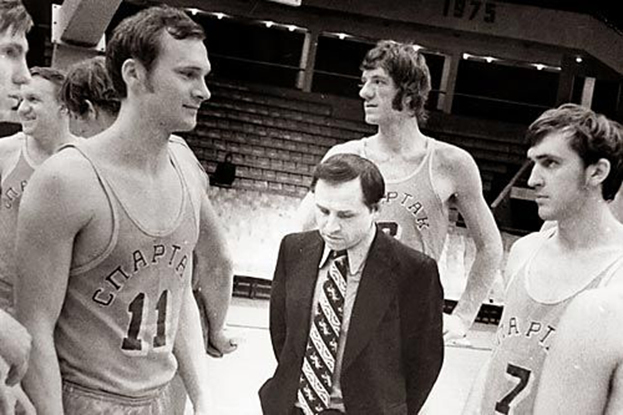 Михаил Силантьев за Владимиром Петровичем Кондрашиным. Фото Федерация баскетбола Санкт-Петербурга Михаил Силантьев за Владимиром Петровичем Кондрашиным. Фото Федерация баскетбола Санкт-Петербурга